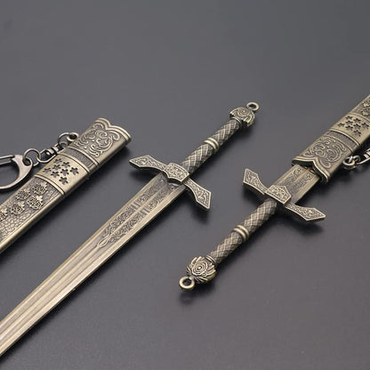 Elden Ring Vagabond Banished Knight's Greatsword Replica Action Figures Toys Collection Gift Party Supplies Desk Decoration Backpack Pendant Gift
