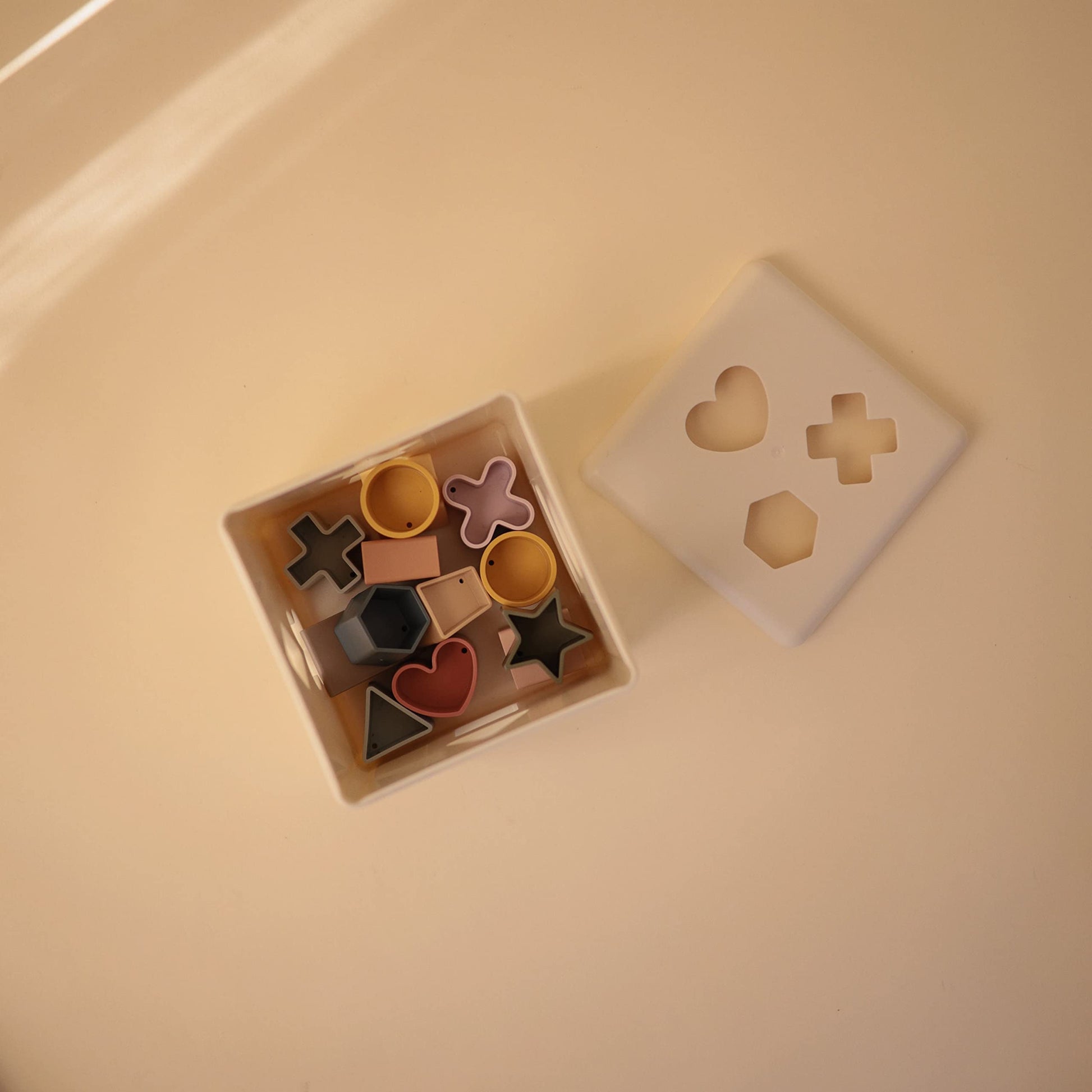 mushie Shape Sorting Box | Made in Denmark (10+ Months)
