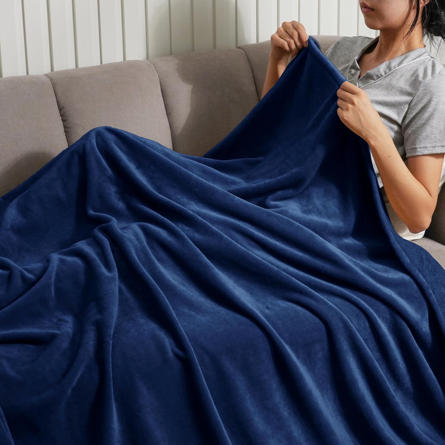 PHF Ultra Soft Fleece Throw Blanket, No Shed No Pilling Luxury Plush Cozy 300GSM Lightweight