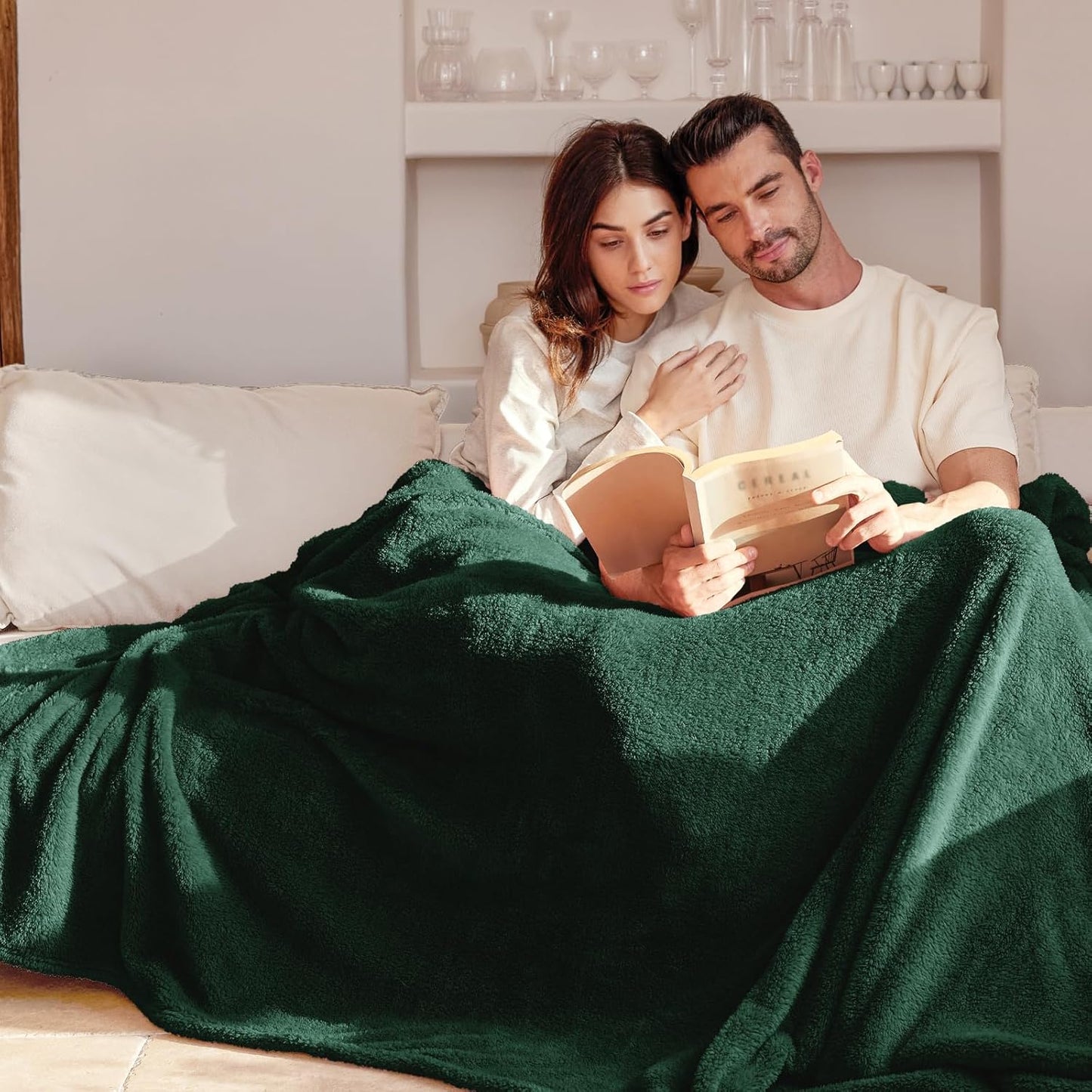 Exclusivo Mezcla Twin Size Flannel Fleece Blanket, Super Soft Velvet Plush Bed Blanket, Fuzzy Cozy and Warm for All Seasons, 60x80 Inches, Forest Green