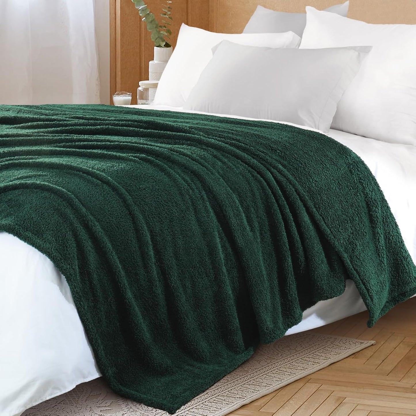 Exclusivo Mezcla Fleece King Blanket for Bed, Soft and Cozy Blankets for Women Men Girls Kids, Suitable for All Seasons, Forest Green, 90x104 Inches