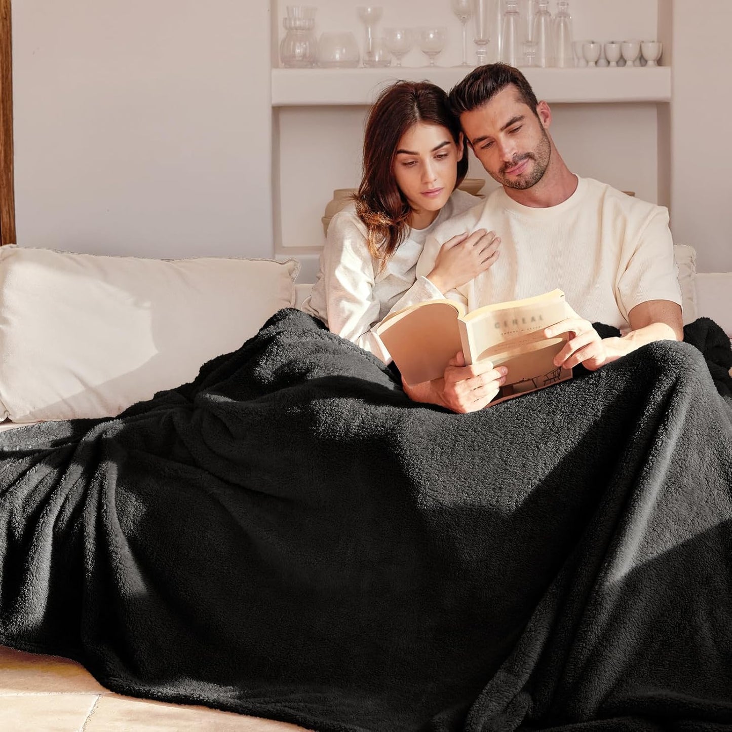 Exclusivo Mezcla King Size Flannel Fleece Blanket, Super Soft Velvet Plush Bed Blanket, Fuzzy Cozy and Warm for All Seasons, 90x104 Inches, Black