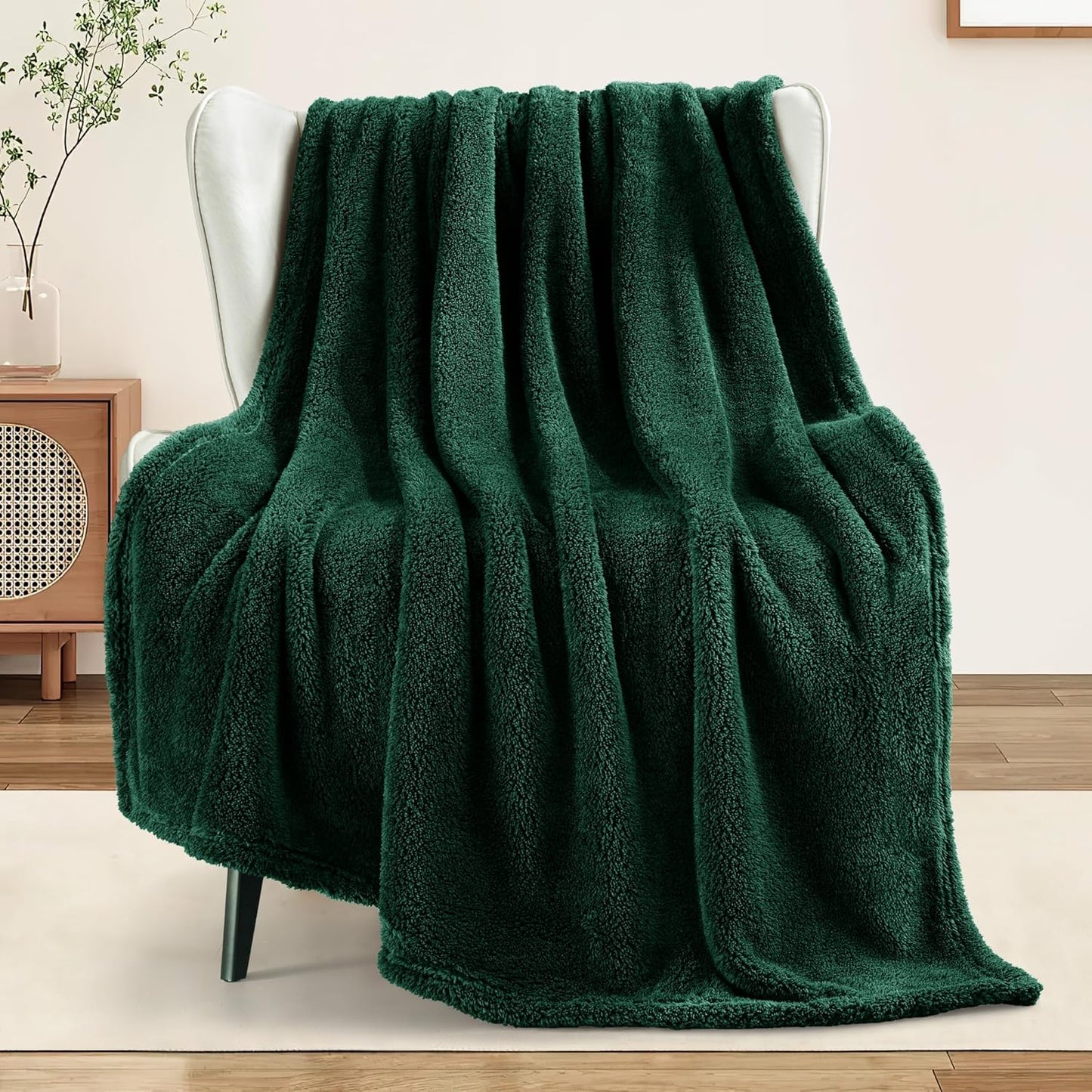 Exclusivo Mezcla Soft Fleece Throw Blanket for Couch, Super Soft Velvet Plush Bed Blanket, Fuzzy Cozy and Warm for All Seasons, 50x60 Inches, Forest Green
