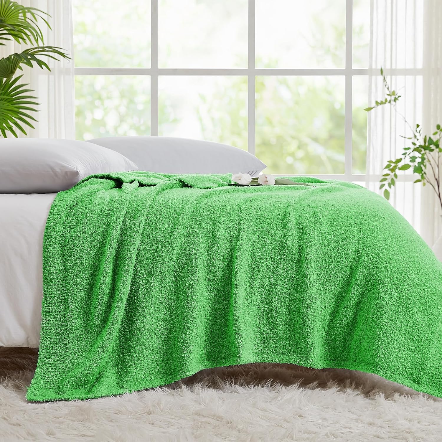 CYMULA Super Soft Green Throw Blanket - Lightweight Plush Fuzzy Fluffy Warm Cozy Blankets and